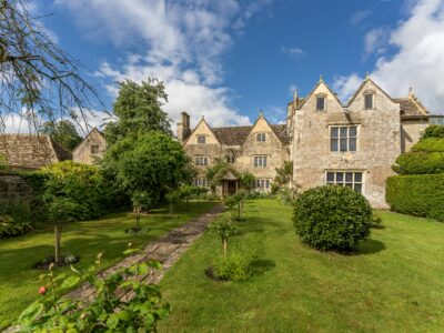 Front view of Kelmscott Manor on a sunny day